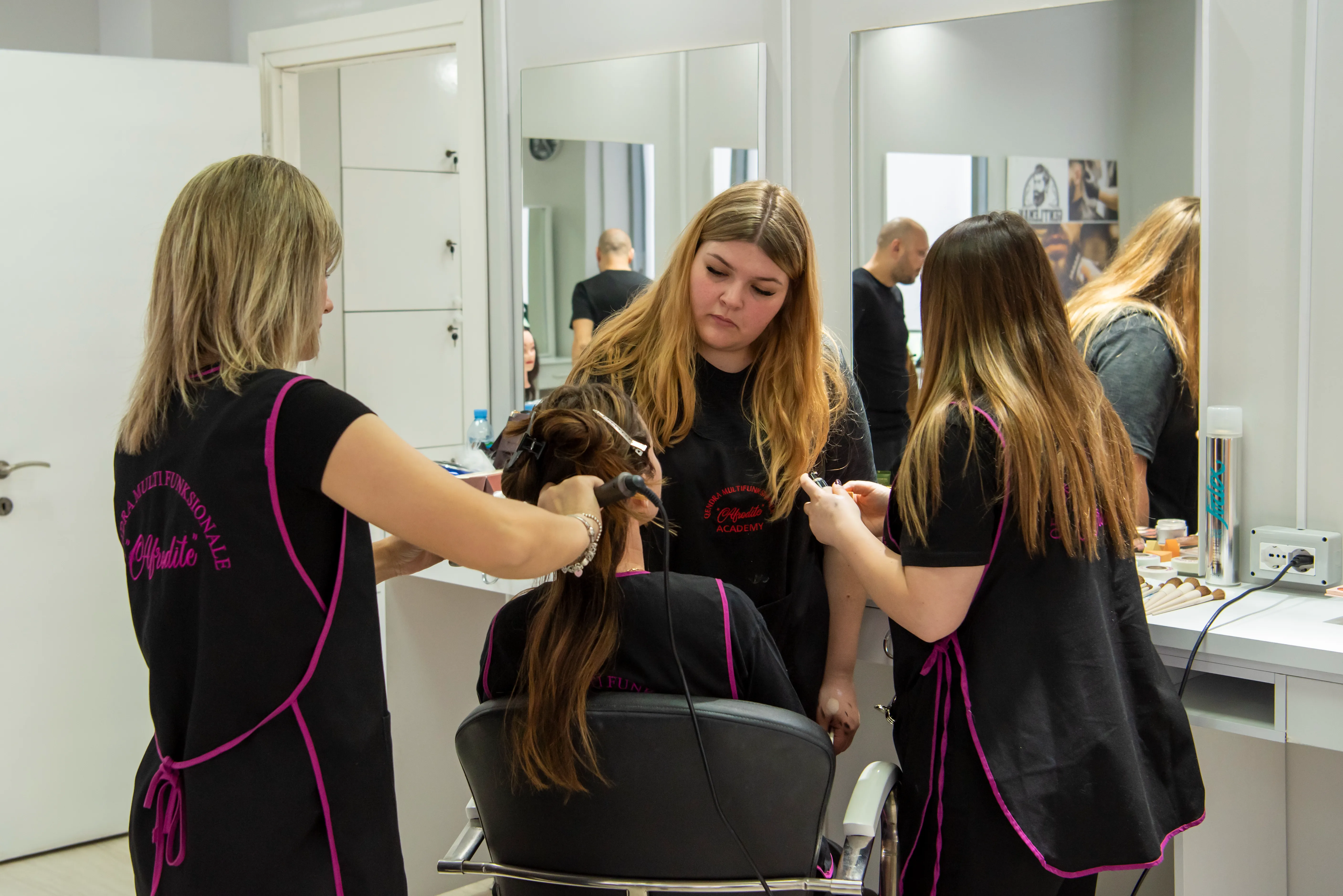 Kursi Parukeri (900 ore)